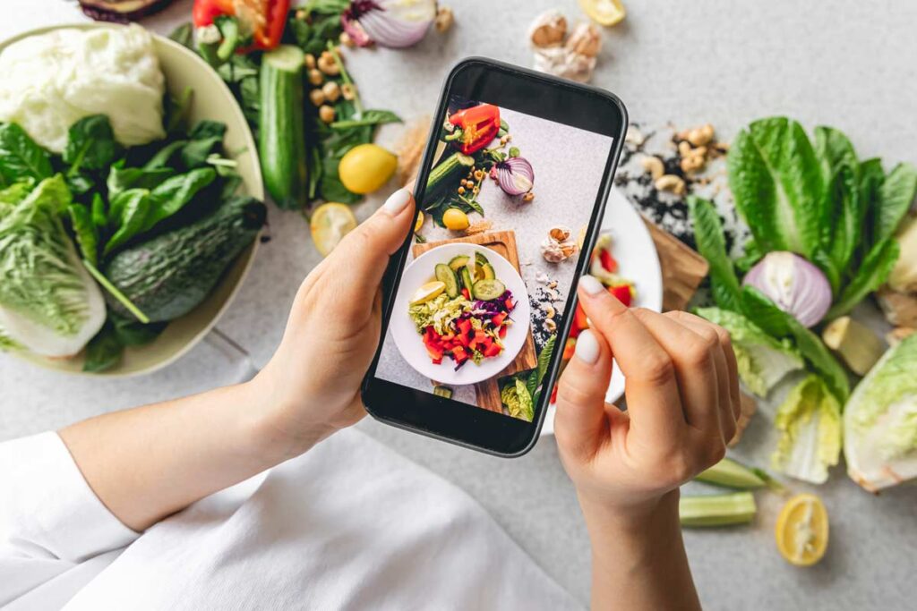 Mujer fotografiando comida